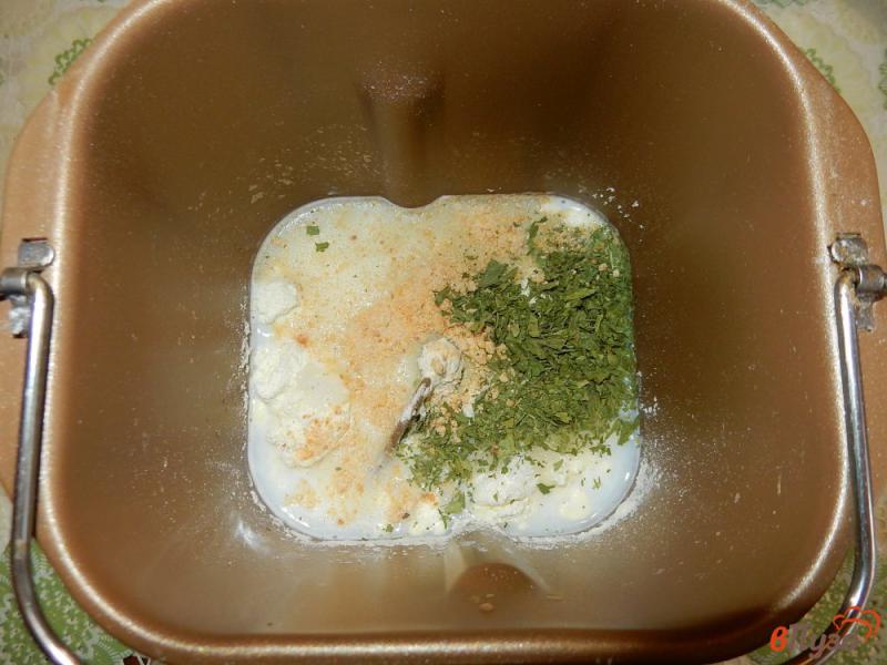 Фото приготовление рецепта: Французский хлеб с чесноком и зеленью шаг №4