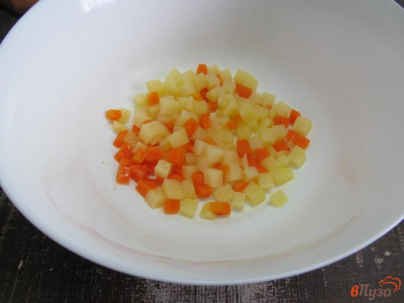 Фото приготовление рецепта: Овощной салат с куриным мясом шаг №2