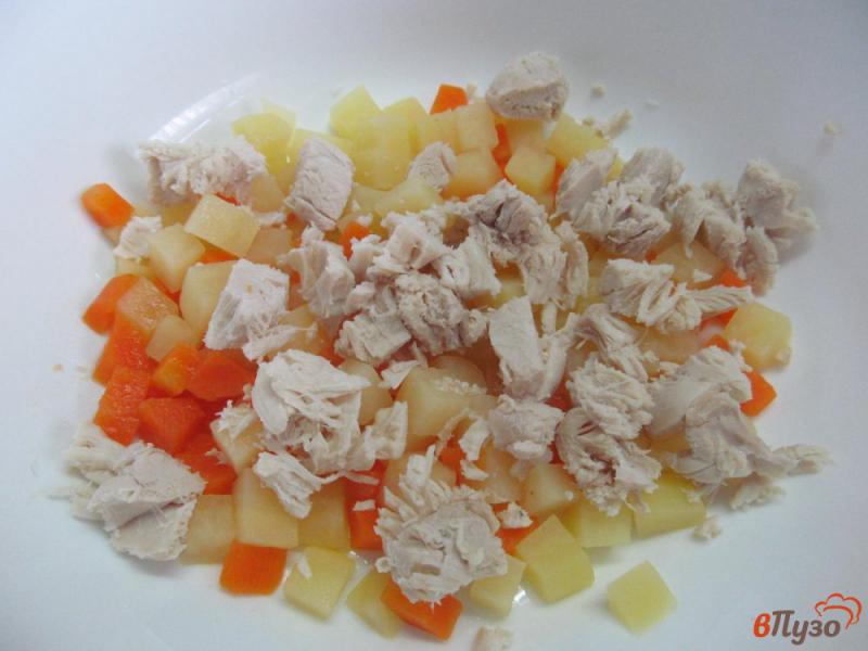 Фото приготовление рецепта: Овощной салат с куриным мясом шаг №3