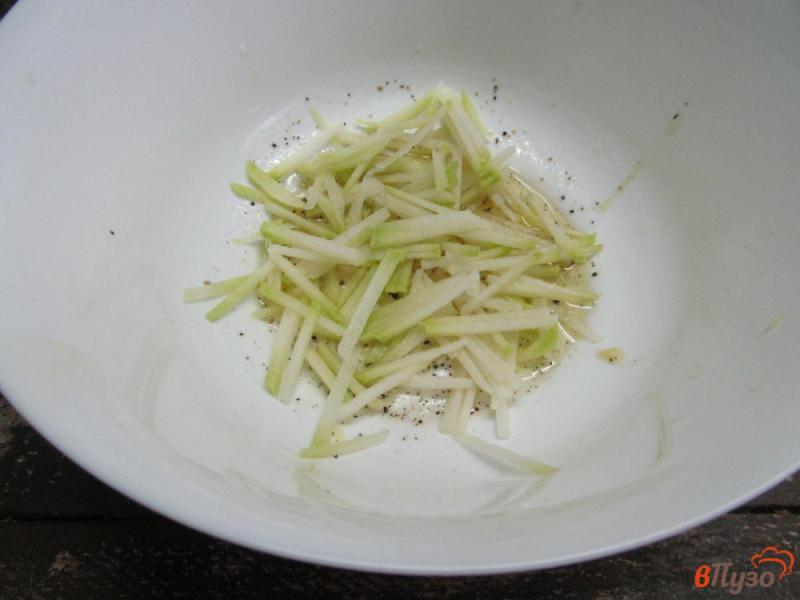Фото приготовление рецепта: Салат из кольраби с морковью и свеклой шаг №2