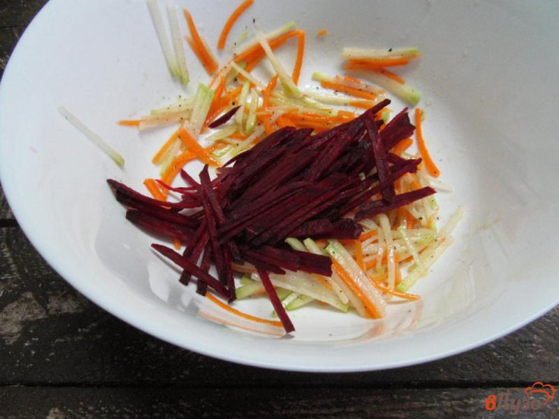Фото приготовление рецепта: Салат из кольраби с морковью и свеклой шаг №4