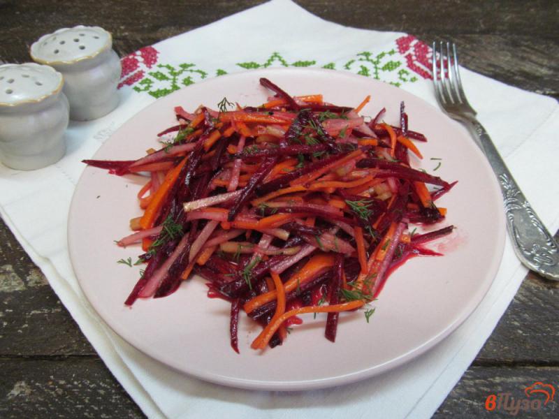 Фото приготовление рецепта: Салат из кольраби с морковью и свеклой шаг №5