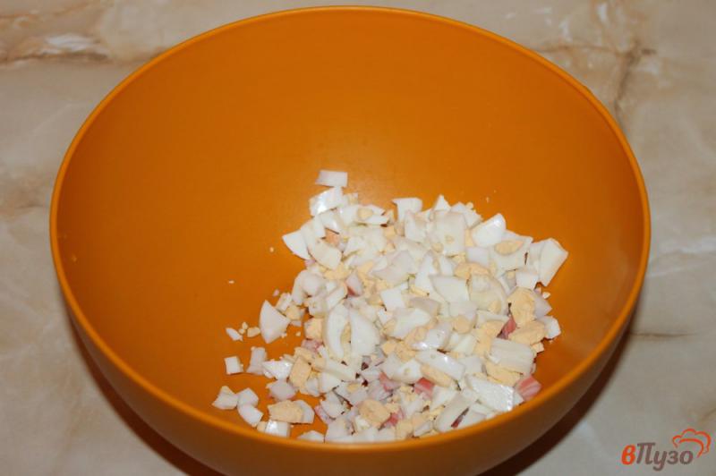 Фото приготовление рецепта: Салат из крабовых палочек, кукурузы и помидора шаг №2