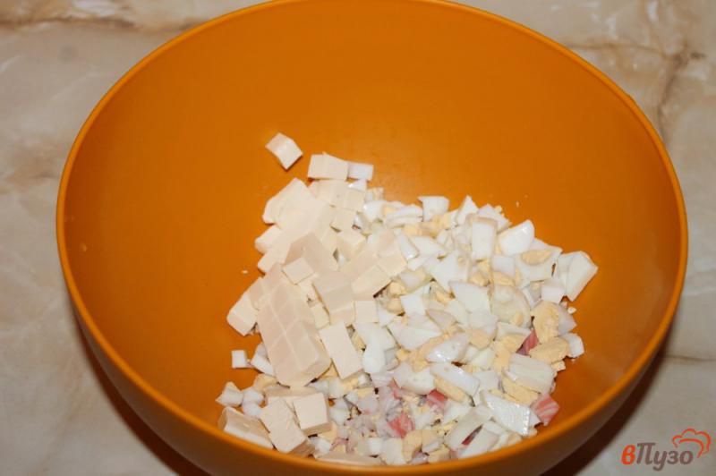 Фото приготовление рецепта: Салат из крабовых палочек, кукурузы и помидора шаг №3
