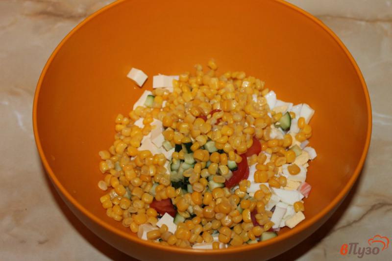 Фото приготовление рецепта: Салат из крабовых палочек, кукурузы и помидора шаг №6