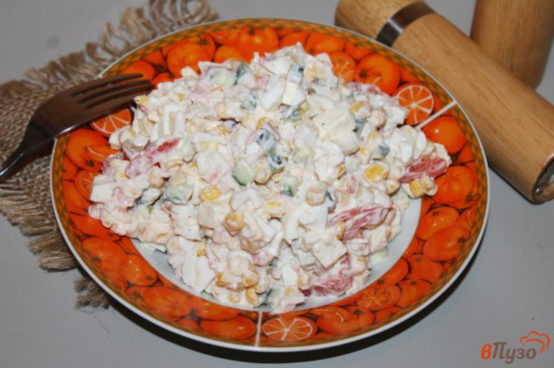 Фото приготовление рецепта: Салат из крабовых палочек, кукурузы и помидора шаг №7