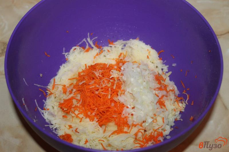 Фото приготовление рецепта: Драники с морковью и зеленым луком шаг №3