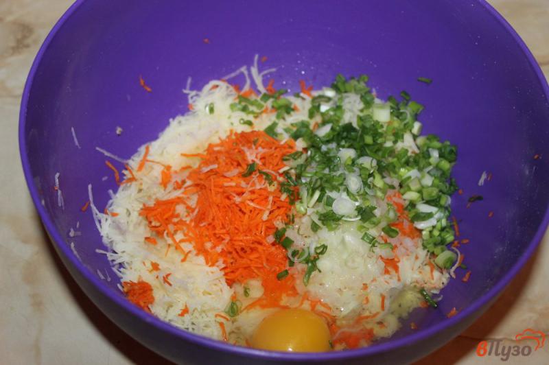 Фото приготовление рецепта: Драники с морковью и зеленым луком шаг №4