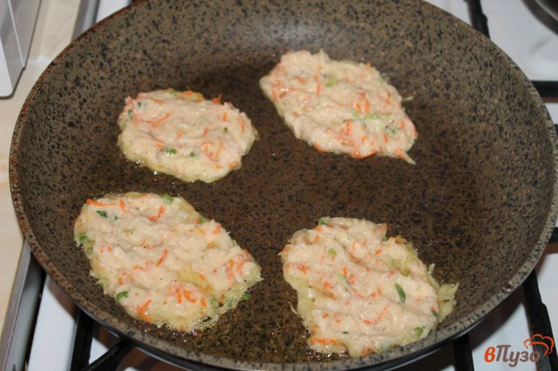 Фото приготовление рецепта: Драники с морковью и зеленым луком шаг №7