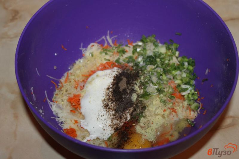 Фото приготовление рецепта: Драники с морковью и зеленым луком шаг №5