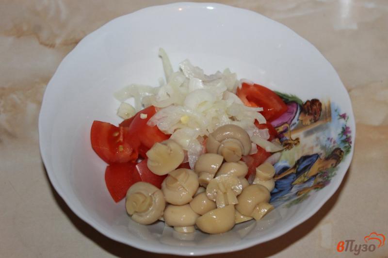 Фото приготовление рецепта: Салат из консервированных шампиньонов и куриной печени шаг №3