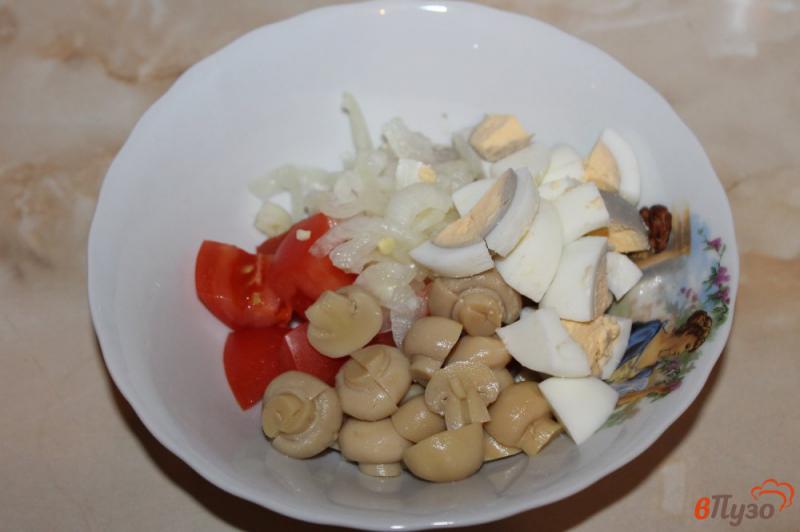 Фото приготовление рецепта: Салат из консервированных шампиньонов и куриной печени шаг №4