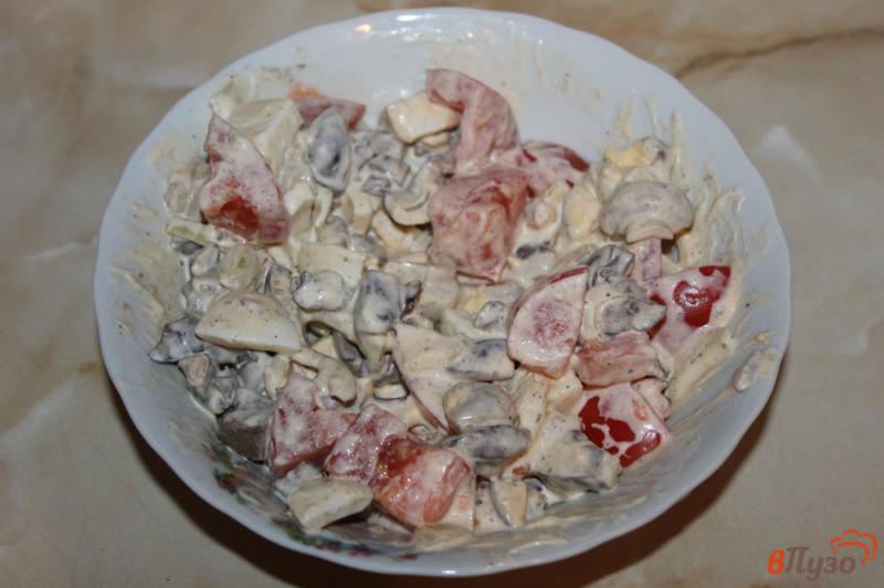 Фото приготовление рецепта: Салат из консервированных шампиньонов и куриной печени шаг №6