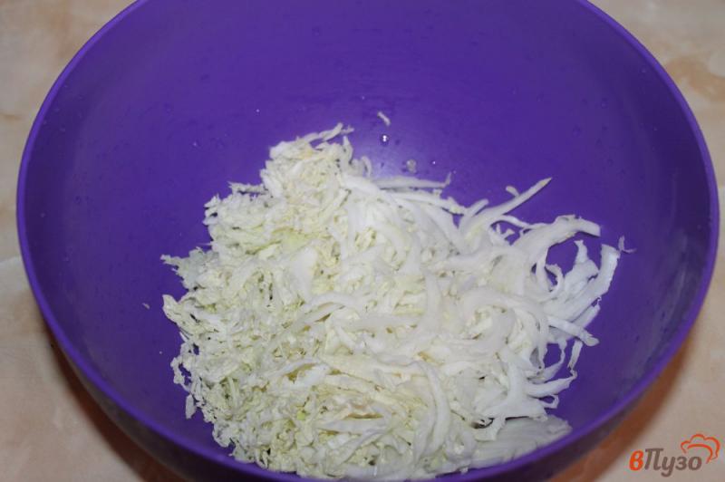 Фото приготовление рецепта: Салат из пекинской капусты с соленым огурцом и помидором шаг №1