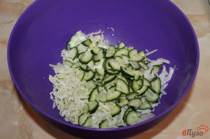 Фото приготовление рецепта: Салат из пекинской капусты с соленым огурцом и помидором шаг №2