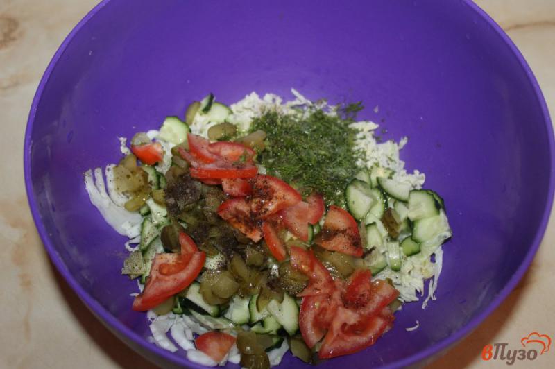 Фото приготовление рецепта: Салат из пекинской капусты с соленым огурцом и помидором шаг №5