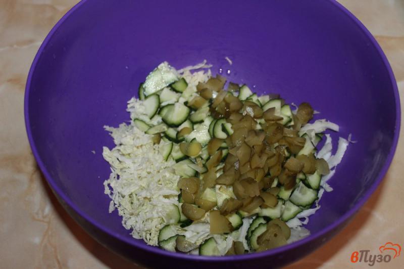 Фото приготовление рецепта: Салат из пекинской капусты с соленым огурцом и помидором шаг №3