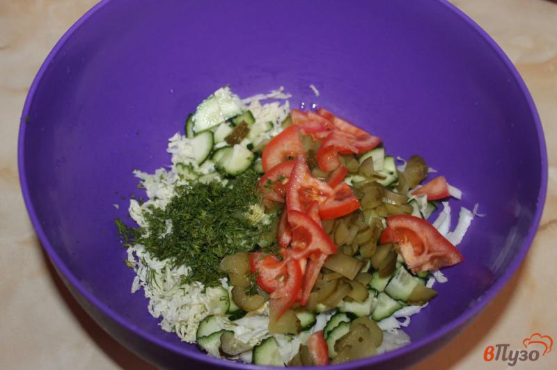 Фото приготовление рецепта: Салат из пекинской капусты с соленым огурцом и помидором шаг №4