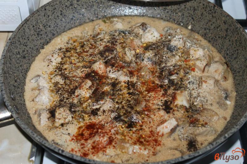 Фото приготовление рецепта: Курица с грибами в сливочном соусе шаг №5