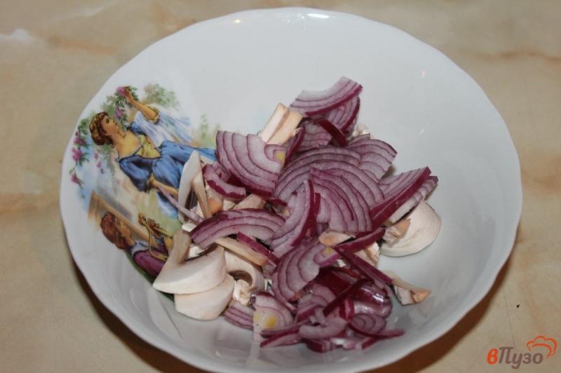 Фото приготовление рецепта: Салат из свежих шампиньонов шаг №2