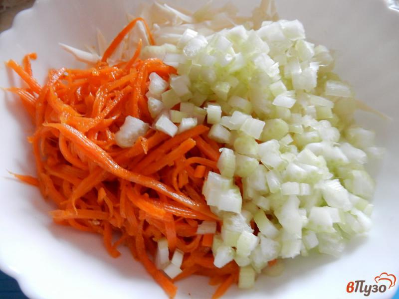 Фото приготовление рецепта: Салат с морковью по-корейски и сельдереем шаг №3
