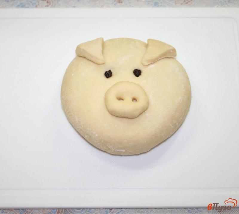 Фото приготовление рецепта: Новогодние булочки «Счастливые свинки» шаг №10