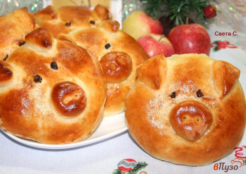 Фото приготовление рецепта: Новогодние булочки «Счастливые свинки» шаг №12
