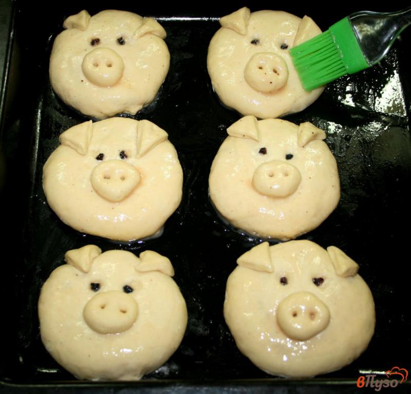 Фото приготовление рецепта: Новогодние булочки «Счастливые свинки» шаг №11
