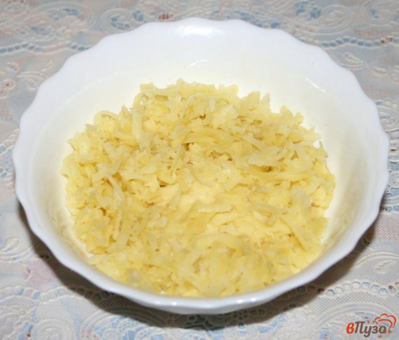 Фото приготовление рецепта: Нежный салат «Мимоза» с сырным соусом шаг №2