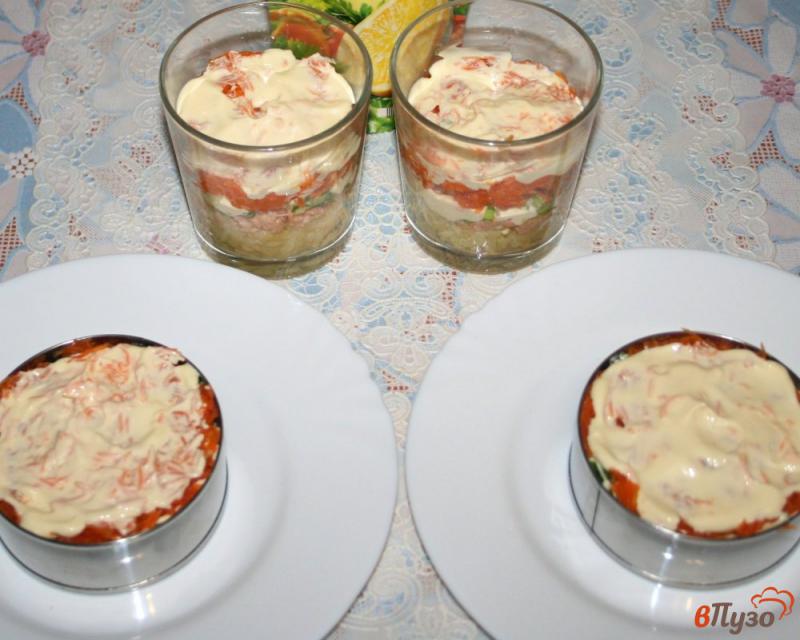 Фото приготовление рецепта: Нежный салат «Мимоза» с сырным соусом шаг №10