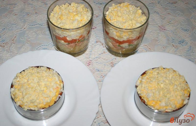 Фото приготовление рецепта: Нежный салат «Мимоза» с сырным соусом шаг №13