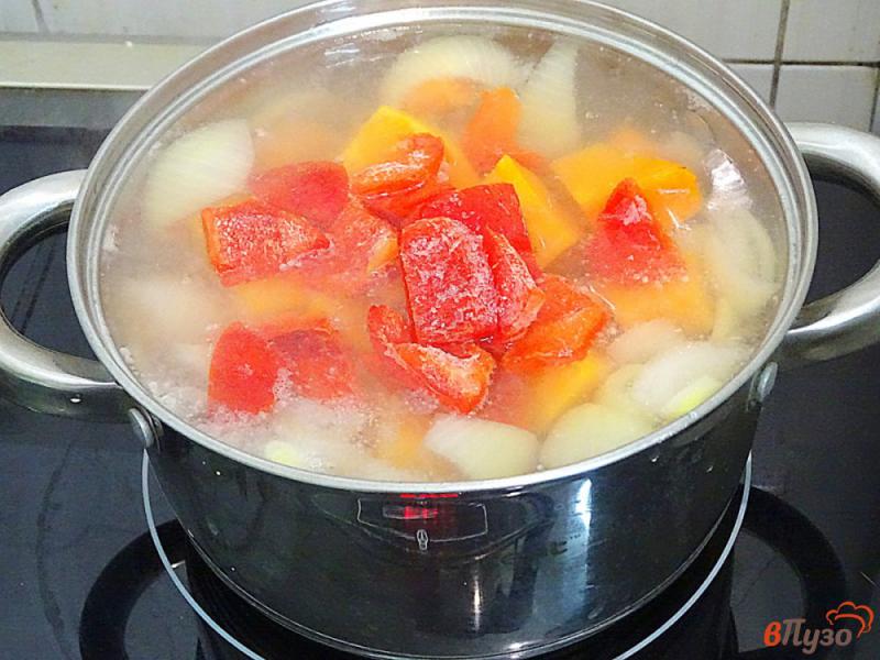 Фото приготовление рецепта: Суп пюре из тыквы, болгарского перца и картофеля шаг №4