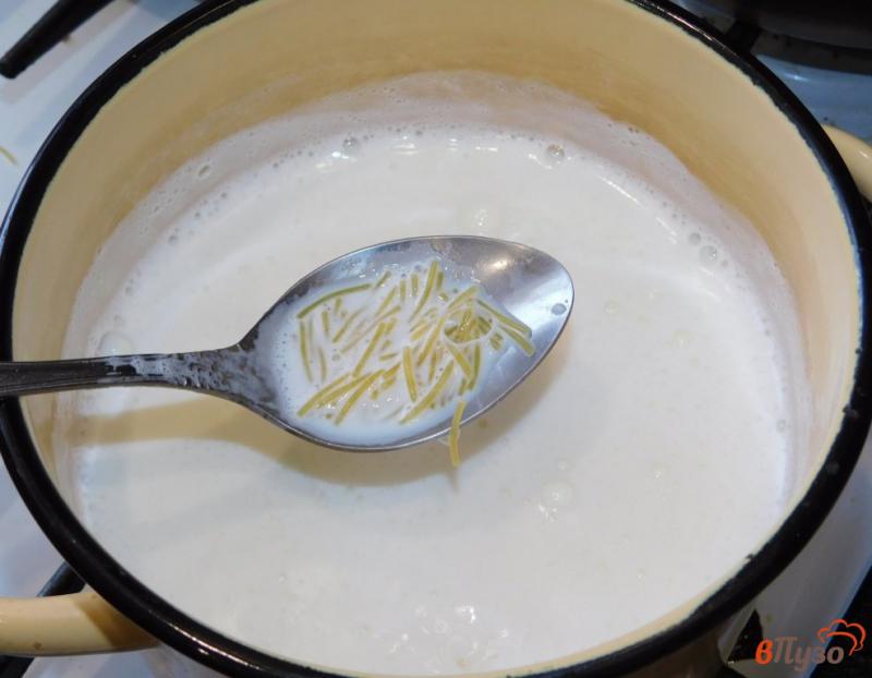 Фото приготовление рецепта: Детский молочный суп с вермишелью шаг №3