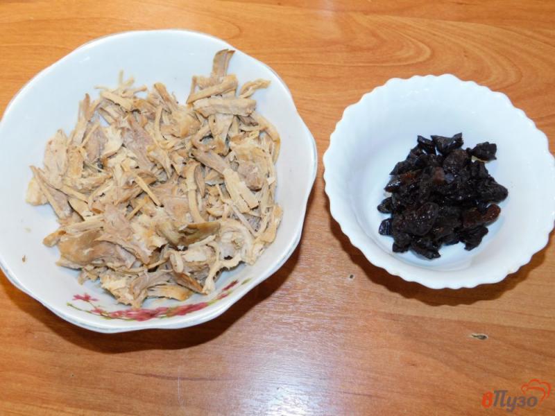 Фото приготовление рецепта: Мясной салат с черносливом шаг №1