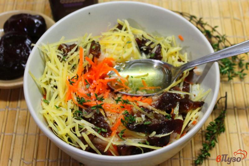 Фото приготовление рецепта: Морковный салат с маринованной сливой шаг №6