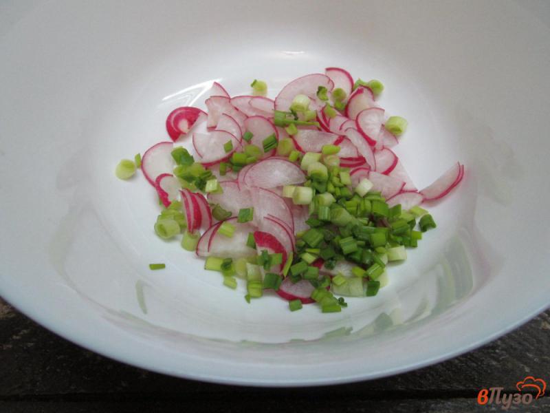 Фото приготовление рецепта: Салат из редиски с консервированным горошком шаг №2