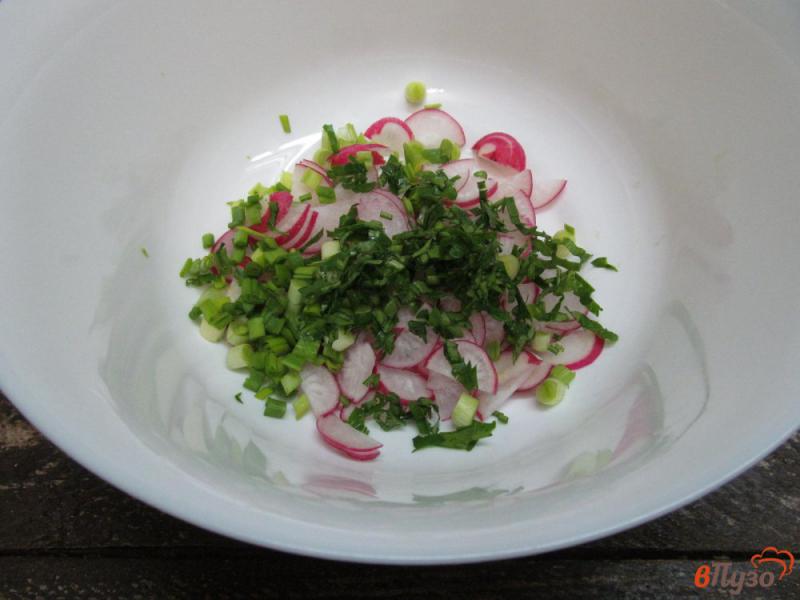 Фото приготовление рецепта: Салат из редиски с консервированным горошком шаг №3