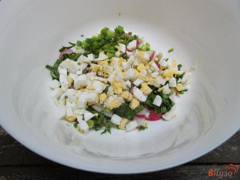 Фото приготовление рецепта: Салат из редиски с консервированным горошком шаг №4