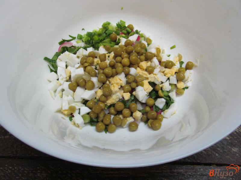 Фото приготовление рецепта: Салат из редиски с консервированным горошком шаг №5