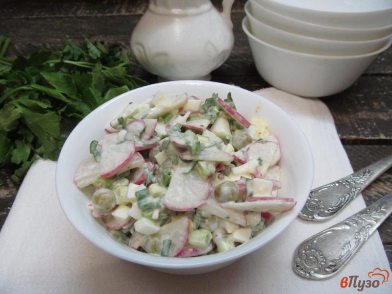 Фото приготовление рецепта: Салат из редиски с консервированным горошком шаг №7