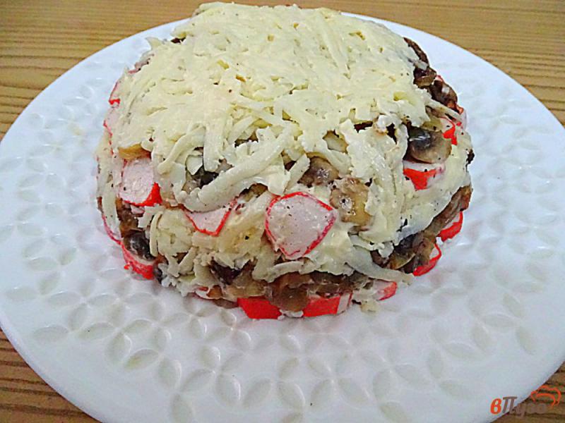 Фото приготовление рецепта: Салат с крабовыми палочками, сыром и шампиньонами шаг №7
