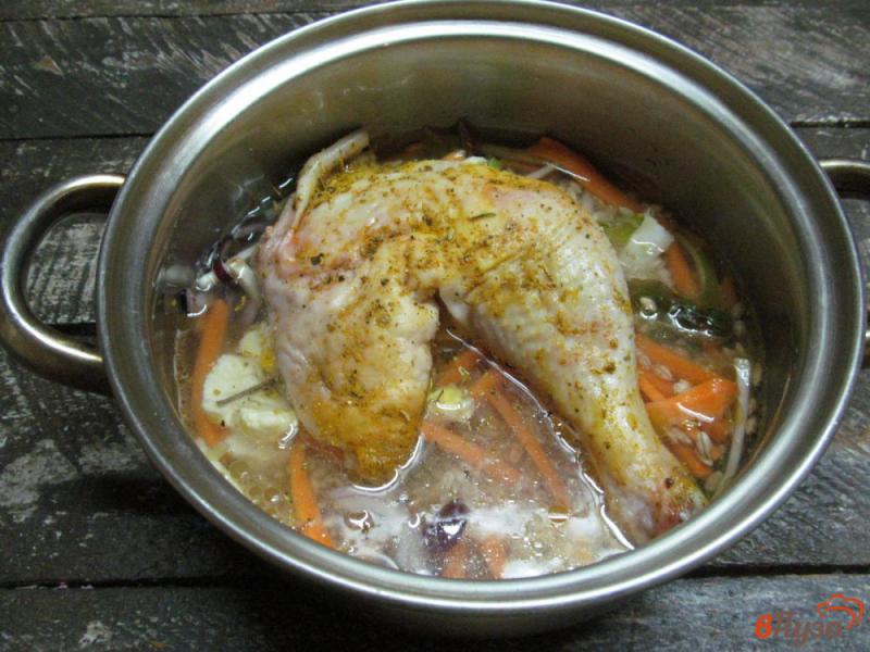 Фото приготовление рецепта: Куриный окорочок с перловой крупой шаг №7