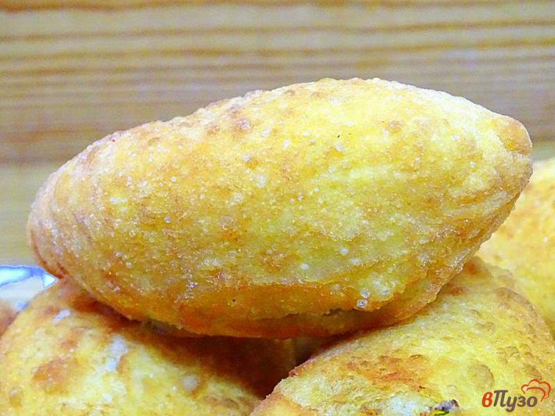 Фото приготовление рецепта: Пирожки жареные с картофелем и сыром. шаг №12