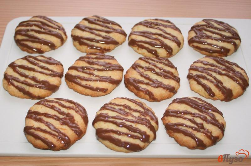 Фото приготовление рецепта: Мандариновое печенье с шоколадом шаг №5