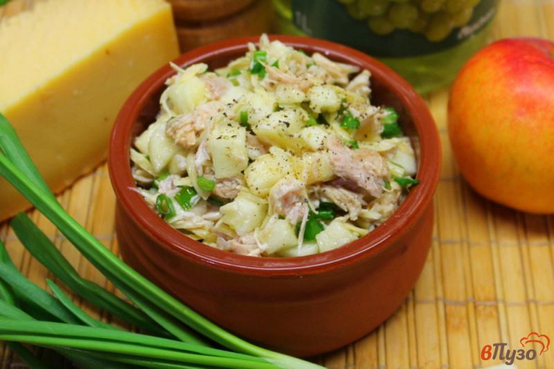 Фото приготовление рецепта: Салат из курицы с яблоком и сыром шаг №6