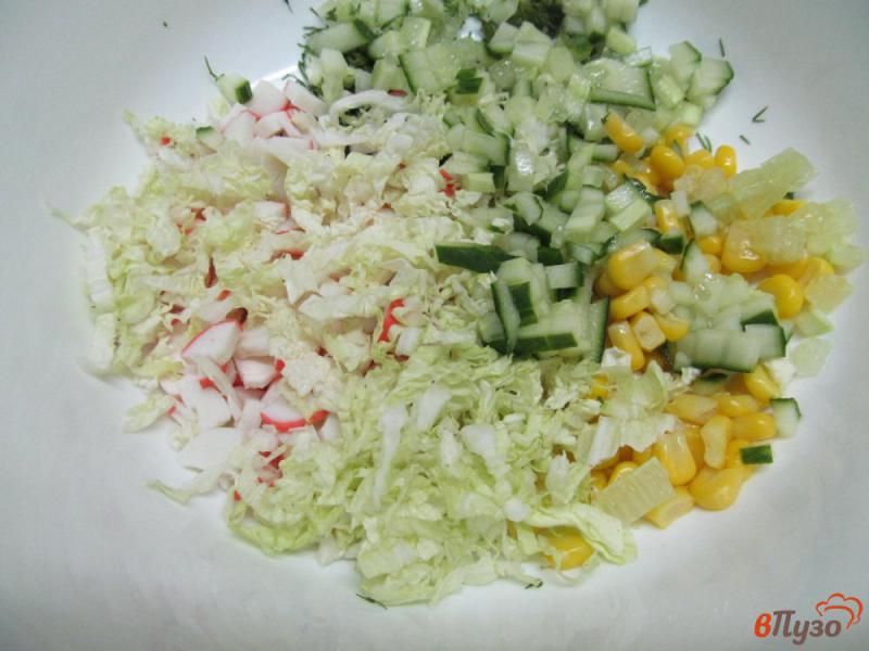 Фото приготовление рецепта: Крабовый салат с пекинской капустой шаг №2