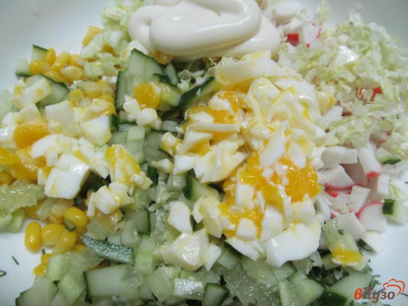 Фото приготовление рецепта: Крабовый салат с пекинской капустой шаг №3