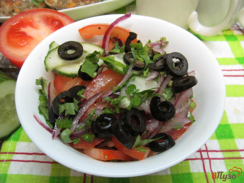 Фото приготовление рецепта: Салат из помидора и огурца с заправкой из грейпфрута шаг №7