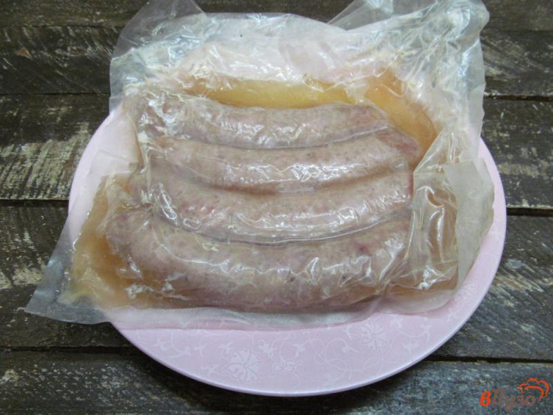 Фото приготовление рецепта: Колбаски барбекю с луковым салатом шаг №2