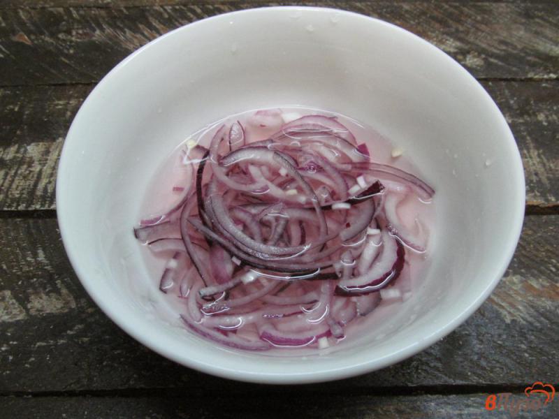 Фото приготовление рецепта: Колбаски барбекю с луковым салатом шаг №1